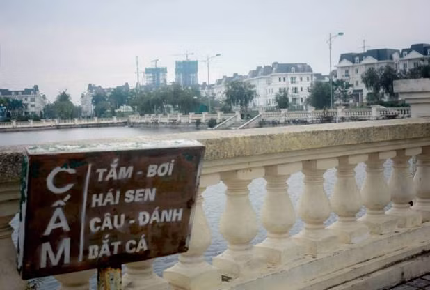 …mặc cho đã có biển cấm bắt cá được chủ đầu tư giăng lên.