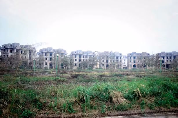 Việc chậm trễ bàn giao nhà mất 12 tháng khiến cho doanh nghiệp này phải chấp nhận trả lãi vay ngân hàng cho đến khi các khách hàng “chịu” nhận nhà.