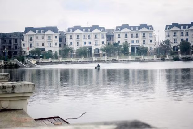 Hồ trung tâm của KĐT là nơi giải trí của một số “cần thủ” câu cá.