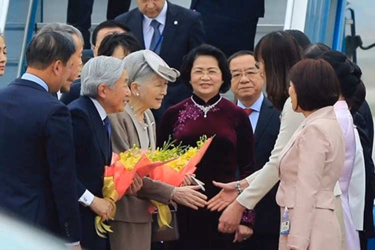 Hoàng Thái tử và Công nương đã tạo dựng được một gia đình hạnh phúc với ba người con, Hoàng tử Naruhito, Hoàng tử Fumihito và Công chúa Sayako. Khác với thông lệ tiền triều, Hoàng Thái tử và Công nương quyết định giữ các con bên mình.