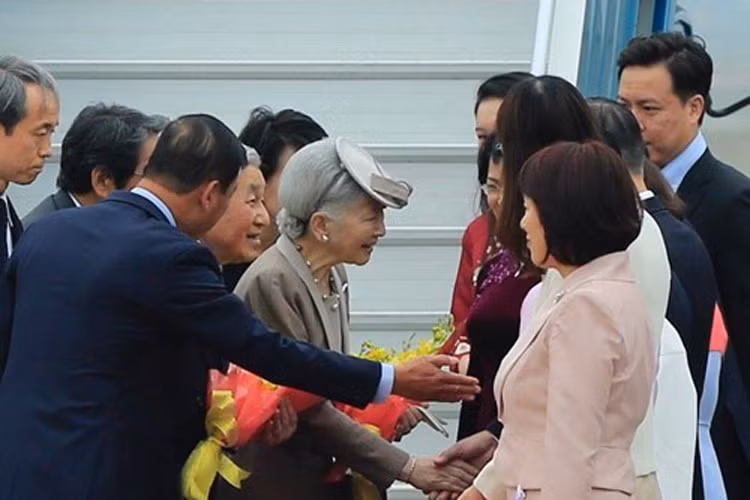 Nhà vua và Hoàng hậu thân thiện trước sự mến khách của Việt Nam.