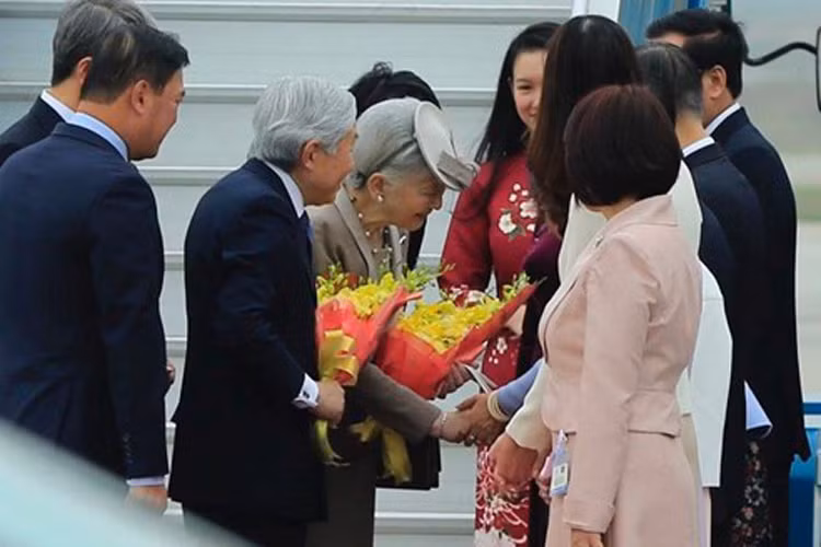 Nhà vua Akihito ra đời vào ngày 23/12/1933, là con trai trưởng của Nhà vua Showa và Hoàng hậu Kojun. Nhà vua có bốn chị gái, một em trai và một em gái.