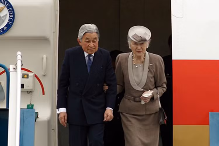 Dù vừa trải qua một chuyến bay dài, nhưng Nhà vua Akihito và Hoàng hậu Michiko vẫn giữ cho mình sự thân thiện vốn có ngay khi đặt chân tới Việt Nam.