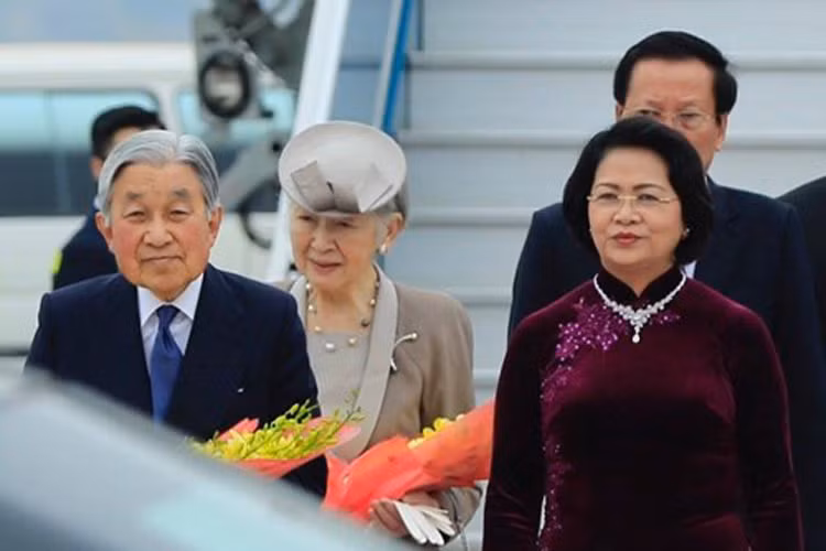 Theo Hiến pháp Nhật Bản, Nhà vua thực hiện những hoạt động nhà nước, như bổ nhiệm Thủ tướng và Chánh án Tòa án Nhân dân Tối cao, phê chuẩn việc bổ nhiệm các Bộ trưởng và các quan chức cấp cao khác, triệu tập Quốc hội, công bố luật và các điều ước, trao tặng tước hiệu, phê duyệt quốc thư trao cho các đại sứ Nhật đi nhiệm kỳ ở nước ngoài, đồng thời nhận trình quốc thư của các đại sứ nước ngoài đến Nhật Bản.