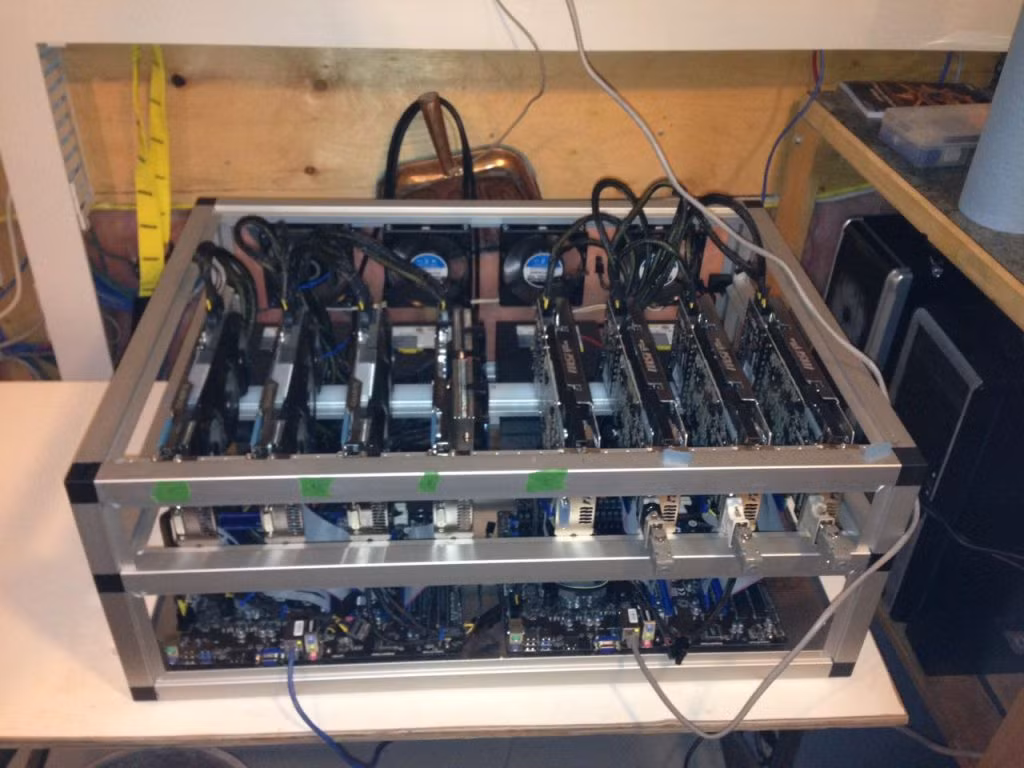 Chình vì vậy, muốn kiếm được Bitcoin thì phải đầu tư bộ máy tính cày công suất lớn, card màn hình khủng. Bên cạnh đó, đường truyền internet phải có tốc độ cao và nguồn điện ổn định. Ảnh: Phongnet.