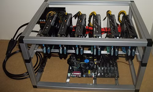 Máy đào Bitcoin còn được gọi là "trâu cày". Nó có thể tách ra ghép vào các máy tính chạy đồ họa thông thường, các máy này được Bitmain gia công riêng thay vì ghép bởi các card màn hình (VGA) như ở Việt Nam. Ảnh: Hocvientienao.