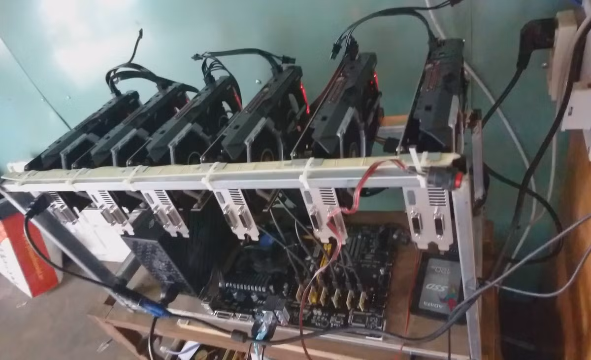 Để vận hành, máy đặt trong môi trường đặc biệt. Máy tự "chạy" giải các thuật toán, người chơi chỉ quan sát camera và chỉ điểu khiển khi máy có sự cố. Ảnh: Hocvientienao.