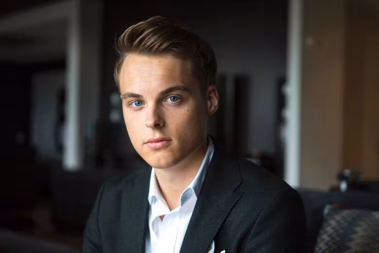 Sinh năm 1993, Gustav Magnar Witzoe hiện sở hữu khối tài sản 1,72 tỷ USD. Gustav được cha - ông chủ công ty đóng hộp cá hồi Salmar ASA trao 47% sở hữu công ty vào năm 2013. Nhờ thừa hưởng tài sản kếch xù, Gustav từ lâu đã sở hữu những xế hộp siêu sang, đồng hồ đắt tiền và cả phi cơ riêng. Ảnh: Wundengba.