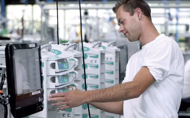 Ludwig Theodor Braun là con trai út của tỷ phú Ludwig Georg Braun - người tiếp quản B. Braun AG và biến nó trở thành một trong những công ty sản phẩm y tế lớn nhất thế giới. Năm nay, Theodor 27 tuổi, sở hữu 1,2 tỷ USD. Ảnh: Ebn24.