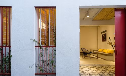 Ngôi nhà cấp 4 là nơi sinh sống, làm việc và học tập của ba anh chị em trong một gia đình thuộc thế hệ 8x và 9x. Chính vì thế, mọi không gian đều cần được thiết kế trẻ trung, tiện ích và hiện đại, phù hợp với lối sống cũng như cá tính của thế hệ trẻ.