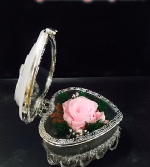 Hộp thủy tinh hoa hồng trắng vĩnh cửu giá 350.000 đồng. Hoa hồng vĩnh cửu thể hiện tình yêu chung thủy, màu trắng tượng trưng cho ngày Valentine trắng, chính vì điều này rất nhiều bạn chọn hoa hòng trắng vĩnh cửu làm quà tặng trong ngày này.