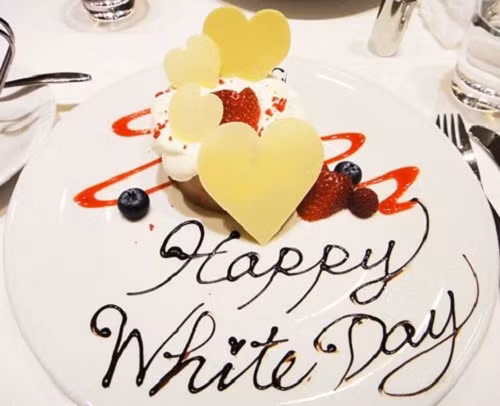 Bánh kem socôla trắng là một món quà không thể thiếu trong ngày 14/3. Với 200.000 đồng, bạn cũng có thể mua cho người yêu của mình một bánh kem trắng tinh khiết, ý nghĩa.