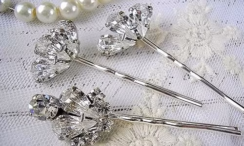 Trâm cài tóc độc đáo là món quà rất thiết thực đối với những bạn gái có mái tóc dài.