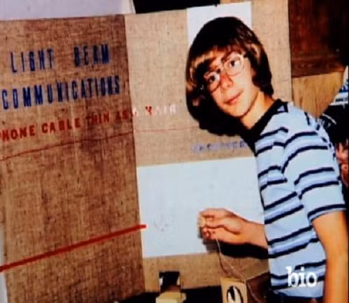 Ngay từ nhỏ, Jeff Bezos đã sớm bộc lộ tư duy thông minh khác người khi tự tay tháo rời chiếc nôi của mình bằng tuốc nơ vít với lý do muốn ngủ trên giường người lớn. Khi đi học, ông là một cậu học sinh xuất sắc. Ông thích trao đổi với giáo viên về tương lai của trái đất cũng như loài người. Ảnh: Hongkiat.