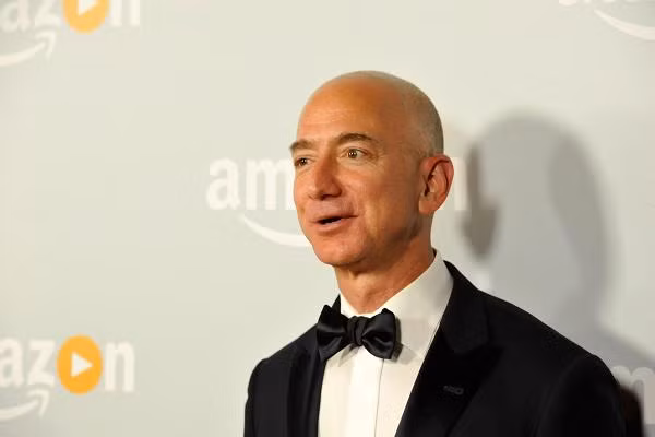 Hiện, tỷ phú Jeff Bezos sở hữu khoảng 17% cổ phần Amazon. Kể từ đầu năm đến nay, cổ phiếu Amazon tăng 40%, giúp ông có thêm 24,5 tỷ USD. Ảnh: CNBC.