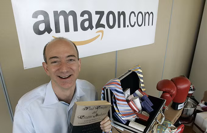 Sự phát hiện này đã thôi thúc Jeff Bezos thành lập một trang web bán hàng online. Ngày 16/7/1995, Amazon.com chính thức ra đời với mục tiêu đầu tiên là bán sách. Jeff Bezos mạnh dạn mua hơn 1 triệu đầu sách sẵn sàng phục vụ khách hàng. Ảnh: Investopedia.