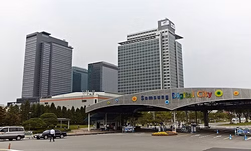 Với diện tích 390 mẫu Anh (khoảng 1,6 triệu mét vuông), Samsung Digital City hoàng tránh như một thành phố thu nhỏ với nhiều tòa nhà khác nhau.