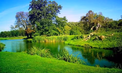 Dòng sông nhỏ yên bình đến lạ. Ảnh: 7te.