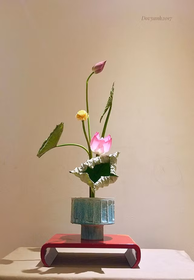 Ba trạng thái của hoa và lá thể hiện hiện tại, quá khứ và tương lai. Chiếc bình xanh ngả xám tương thích và ăn nhập với lá sen mở rộng đã héo từ đường hoa văn trên bình, bắt luôn vào gân lá. Màu xanh của lá lại tiệp mầu với bình, nói lên sự đồng điệu giữa hai chất liệu - tươi mát và khô cứng, nặng và bay.