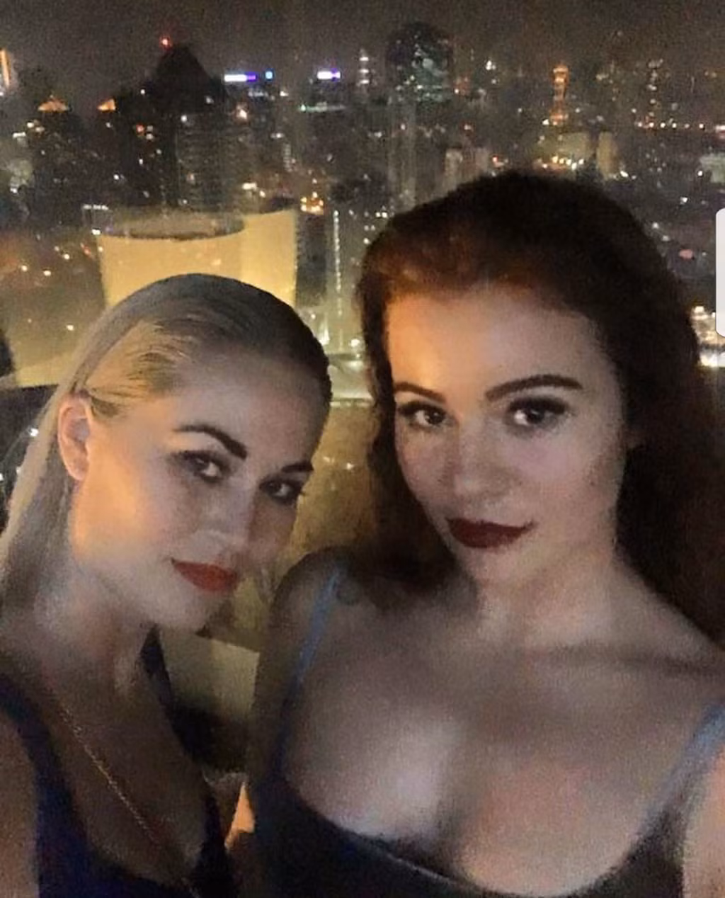 Tỷ phú trẻ không kém phần gợi cảm trong những bữa tiệc cùng bạn bè.