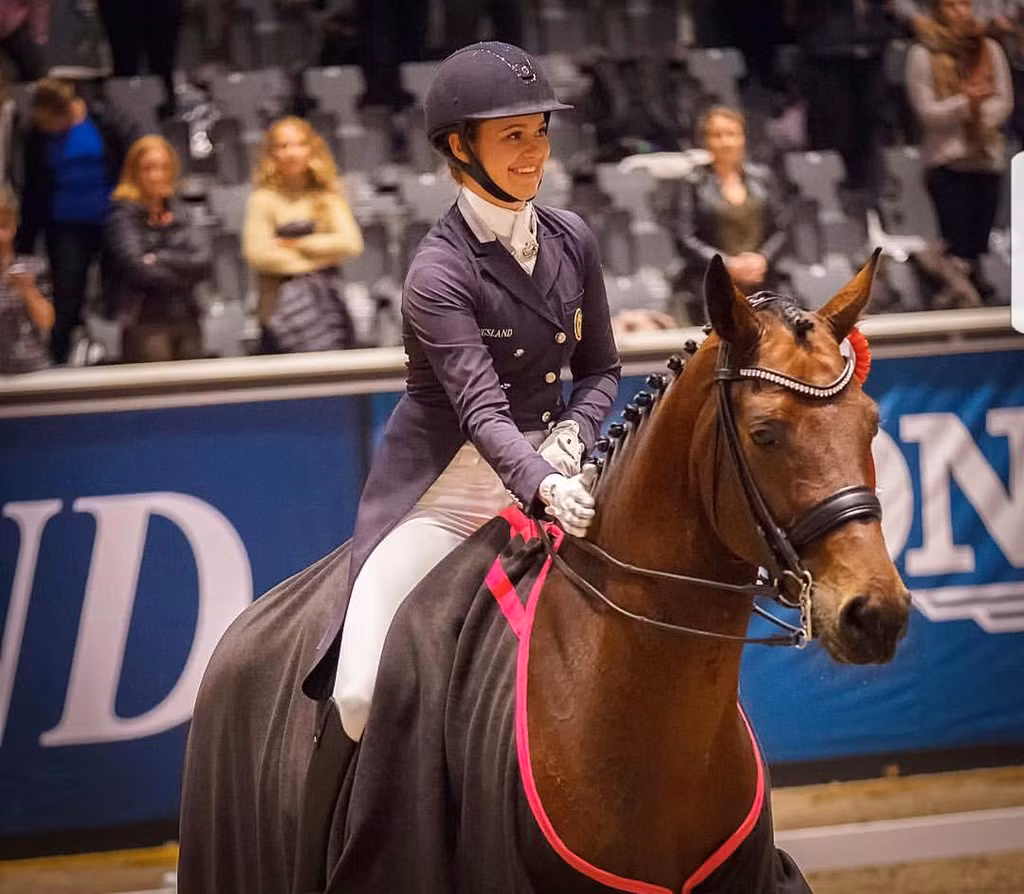 Tỷ phú Forbes trẻ nhất năm 2017 rất mê thể thao. Cô đặc biệt yêu thích môn cưỡi ngựa và trượt tuyết và hiện là quán quân ba lần liên tiếp của giải cưỡi ngựa trẻ Na Uy.