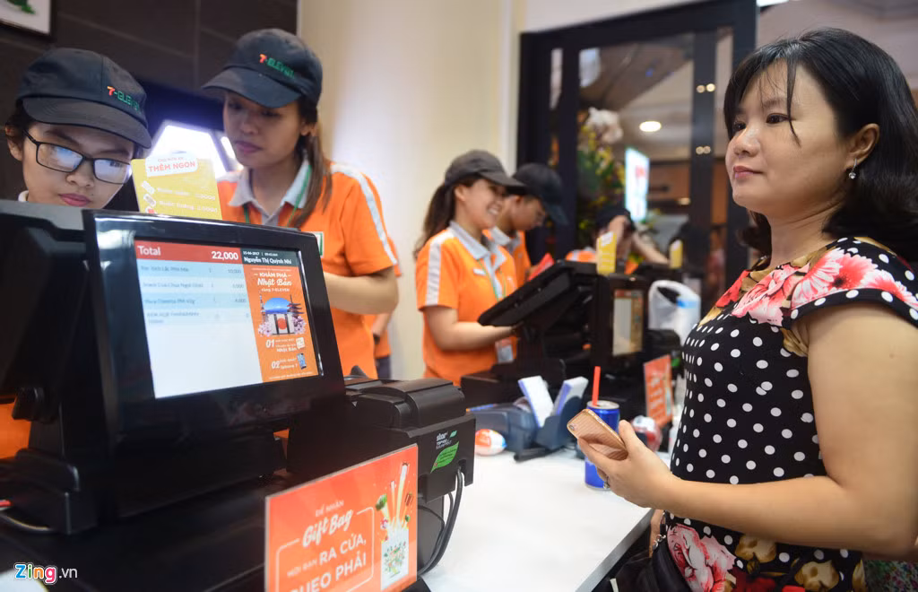 Có khoảng hơn chục nhân viên thu ngân cùng hệ thống máy tính liên tục hoạt động trong buổi sáng 15/6.