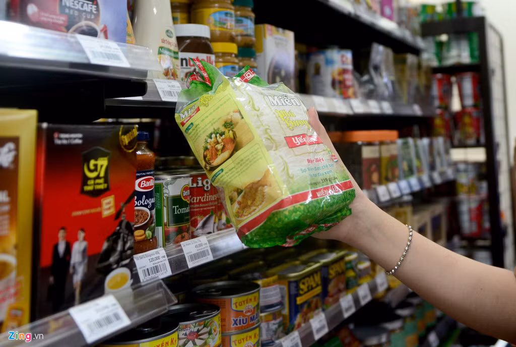 Các sản phẩm Việt như cà phê hòa tan, miến xuất hiện khá nhiều trên kệ của cửa hàng 7-Eleven.