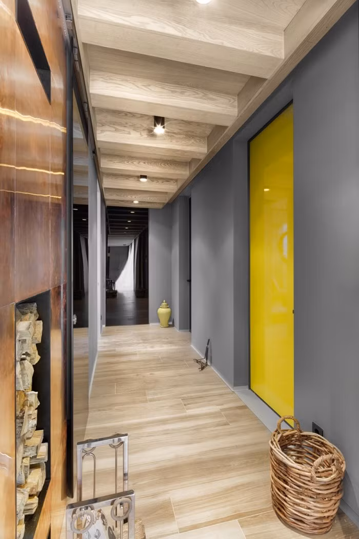 Đèn trang trí bừng sáng tạo điểm nhấn và sự sang trọng trong ngôi nhà.