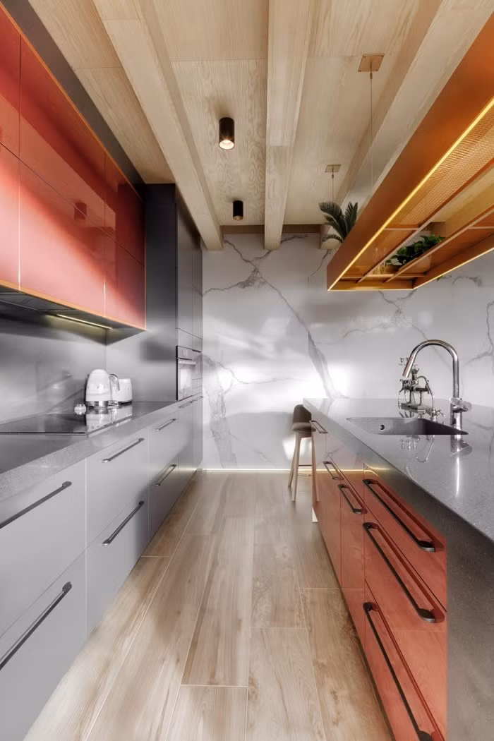 Trần nhà ấn tượng với phần ốp gỗ trang trí đẹp mắt.