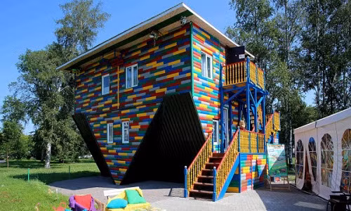 Trong ngôi nhà lộn ngược tại thành phố St Petersburg ở Nga, du khách có thể đi trên trần và quan sát thế giới ở một góc hoàn toàn khác.