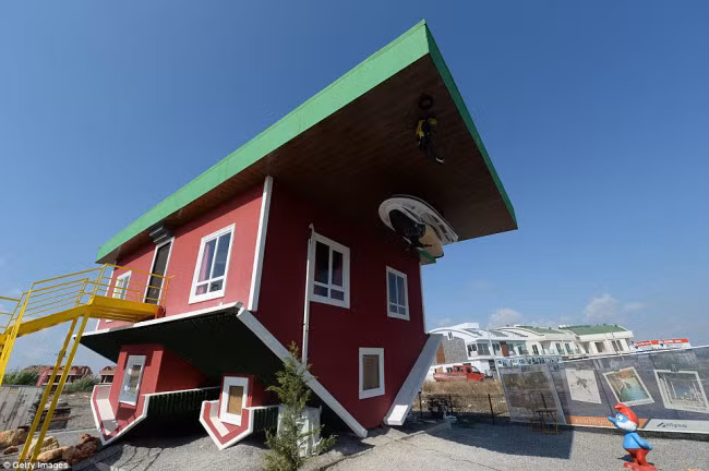 Ngôi nhà lộn ngược này ở Ba Lan đã trở thành điểm du lịch hấp dẫn. Lối vào của ngôi nhà là cửa sổ tầng mái và mọi người có thể đi trên trần.