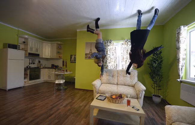 Hình ảnh xoay 180 độ cho thấy du khách dường như đứng trên trần của tòa nhà ở Moscow.