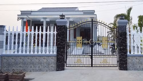 Ngoài các công trình biệt thự, hàng rào bê tông ly tâm còn được sử dụng phổ biến trong các ngôi nhà cấp 4 chất lượng cao. Ảnh: Hangraodep.