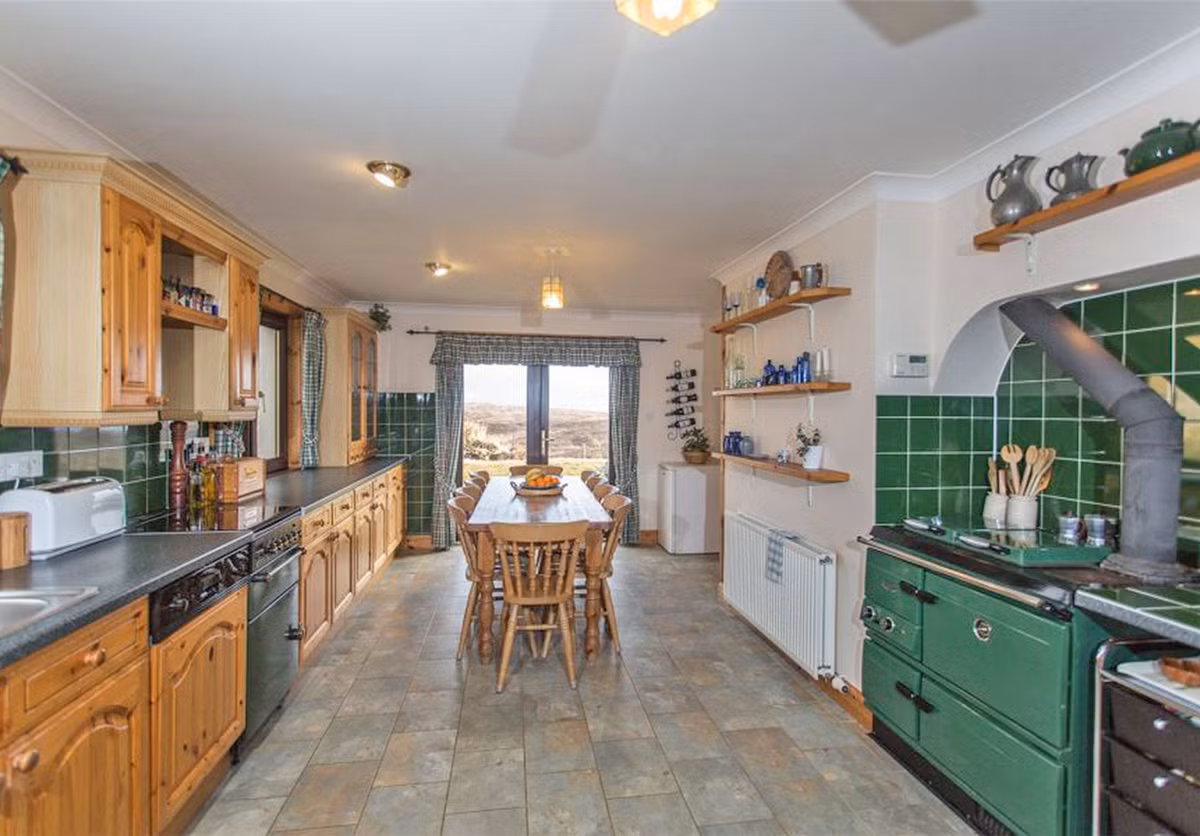 Phòng bếp được ưu ái với khoảng diện tích rộng thoáng. Bàn ăn được đặt gần cửa kính lớn, nơi mọi người có thể thoải mái ngắm nhìn thiên nhiên xanh tươi bên ngoài.