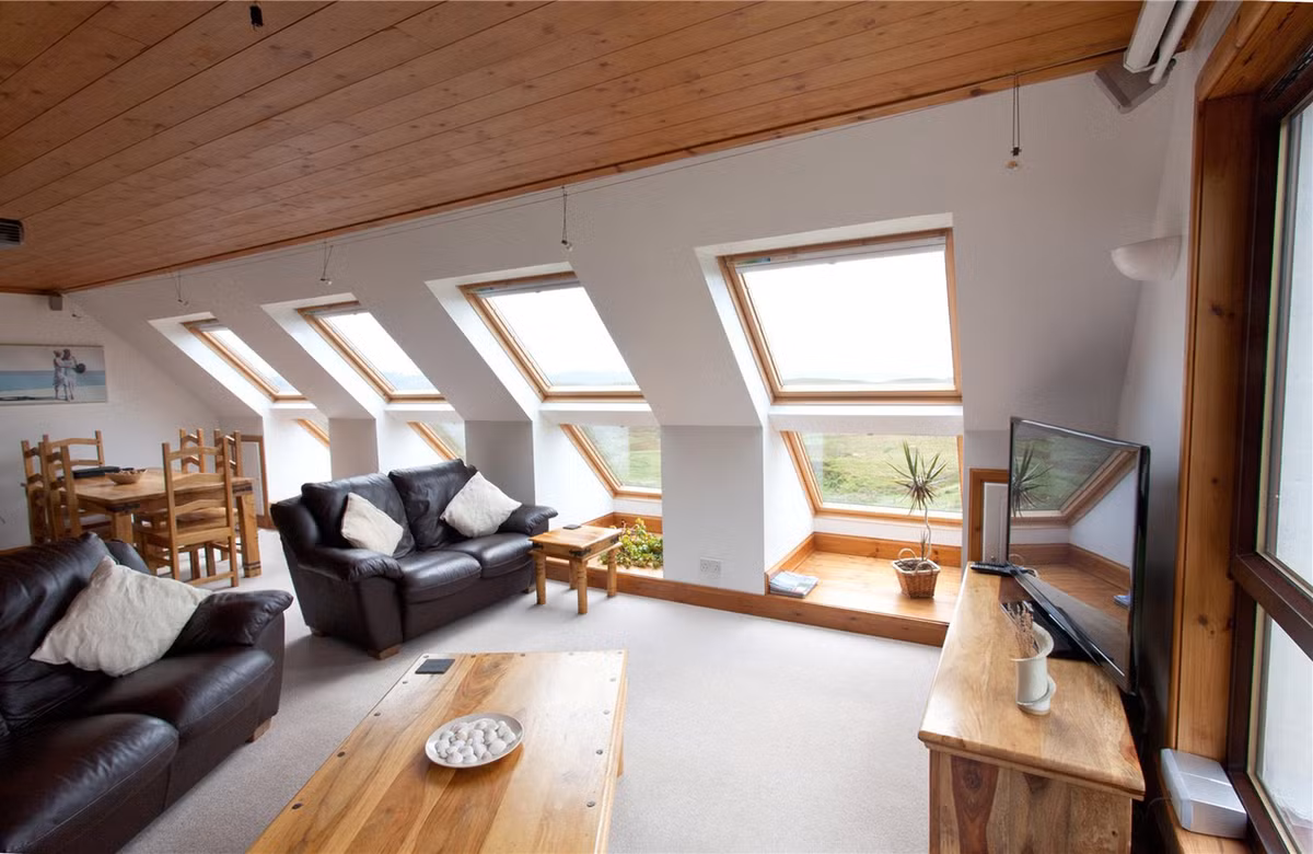 Nó trái ngược hoàn toàn với không gian bên trong tiện nghi và hiện đại.