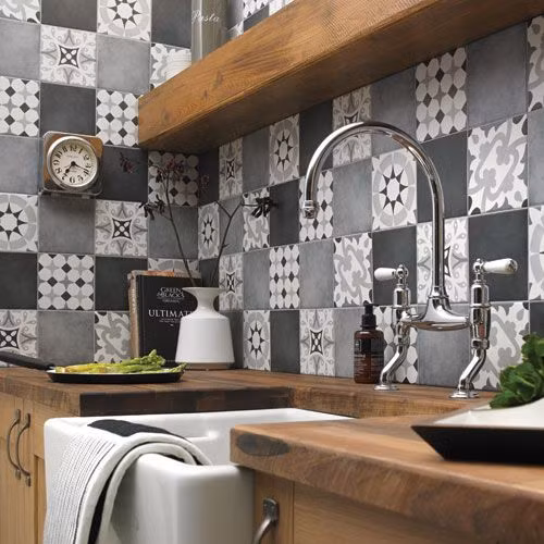 Không thể phủ nhận sự kết hợp đầy ngẫu hứng của gạch ốp đa màu, đa hình giup không gian bớt đơn điệu hơn. Ảnh: Wickes.