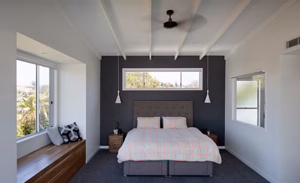  Phòng ngủ có ghế ngồi ngắm cảnh thành phố.