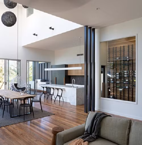 Phòng bếp rộng thoáng có cửa kính lớn hướng ra sân vườn.