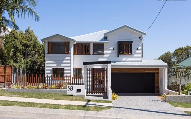 Sau 3 tháng, ngôi nhà lột xác thành căn biệt thự trắng tinh, đẹp khó tin.