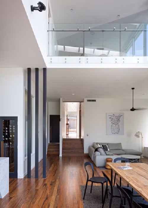 Phòng khách thông với khu vực nấu nướng rộng rãi và ngăn nắp.