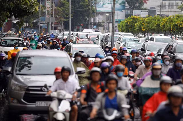 Kẹt xe kéo dài trên đường Nguyễn Hữu Cảnh do triều cường - Ảnh: HỮU KHOA