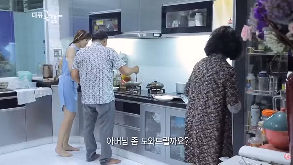 Hari vào bếp phụ giúp ba mẹ chồng dọn cơm. Cô cho biết, ba chồng là người phụ trách việc bếp núc trong nhà.