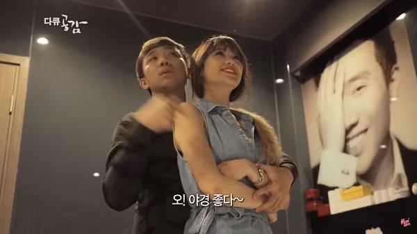 Căn phòng treo khá nhiều ảnh của cả hai cũng như của riêng Trấn Thành.