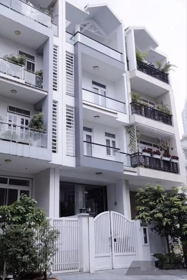 Trước đó, hình ảnh bên ngoài căn nhà 3 tầng của Trấn Thành đã được nhiều người hâm mộ chia sẻ. Căn nhà được sơn trắng sang trọng.