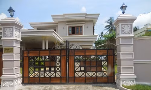 Mẫu cổng nhà sử dụng thiết kế đơn giản theo phong cách tân cổ điển. Ảnh: Xayladep.