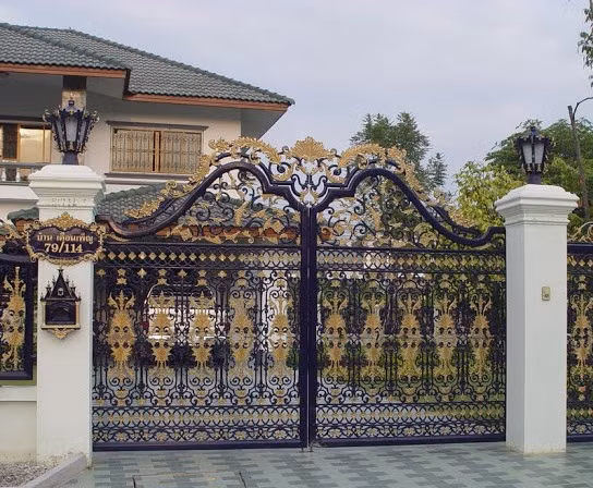 Cổng sắt độc đáo nhờ thiết kế hoa văn cầu kỳ. Ảnh: Xayladep.