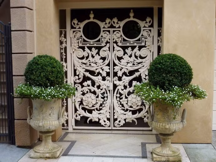 Cồng nhà riêng thiết kế nghệ thuật với tông màu trắng sang trọng. Ảnh: Baophuc.