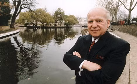 Sinh ra tại khu phố ổ chuột Dorchester, bang Massachusetts (Hoa Kỳ), ông Sheldon Adelson thấu hiểu thế nào là cái nghèo, cái khổ. Năm 10 tuổi, cậu bé nghèo phải bán báo dạo kiếm tiền sinh sống. Lớn hơn chút, ông đến với nghề quảng cáo và tiếp thị bán hàng. Ảnh; Dailymail.