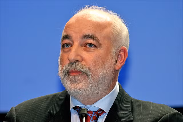 Viktor Vekselberg là doanh nhân người Ukraine và Nga với tài sản trị giá khoảng 15,1 tỷ USD. Ông từng được tạp chí Forbes xếp hạng 52 người giàu nhất thế giới vào năm 2013. Ảnh: Richest Russian.