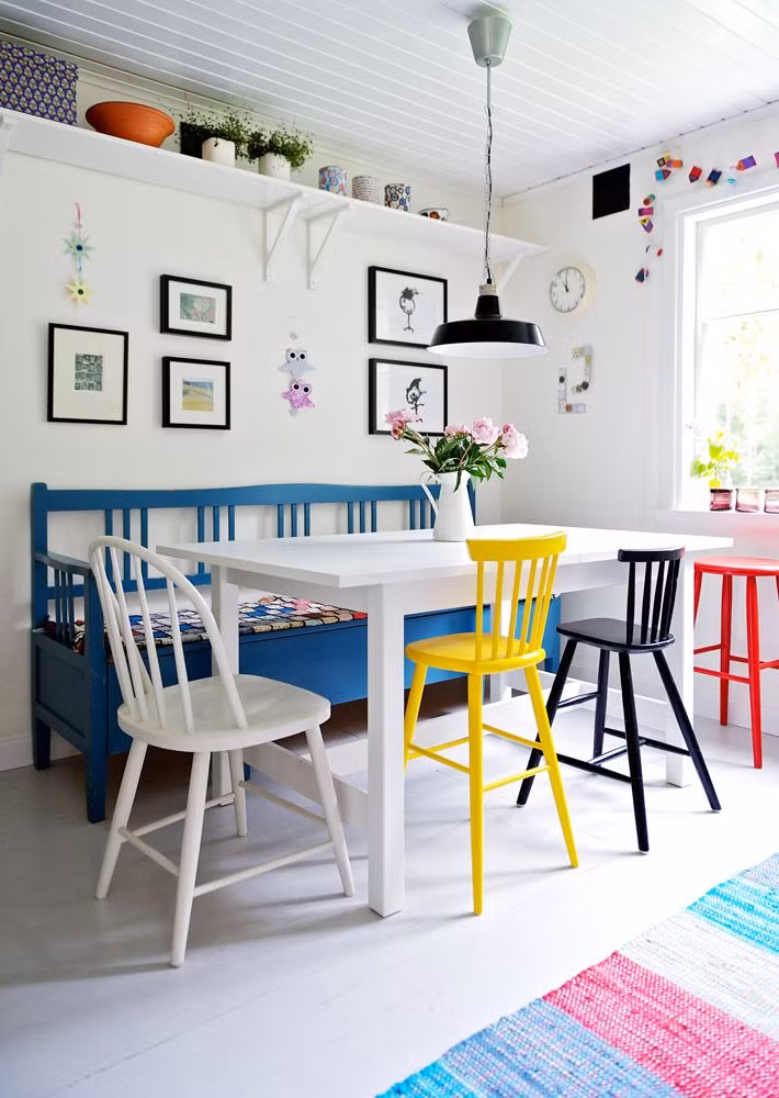 Sự xuất hiện của những chiếc ghế với nhiều màu sắc khác nhau tạo thành điểm nhấn của căn phòng.